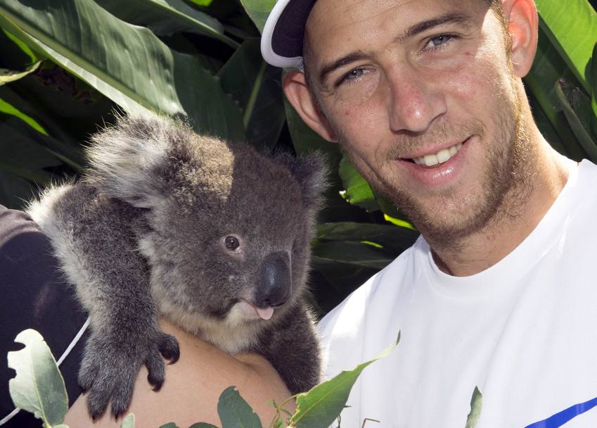 Dudi Sela di Israele in posa con un koala (Reuters)